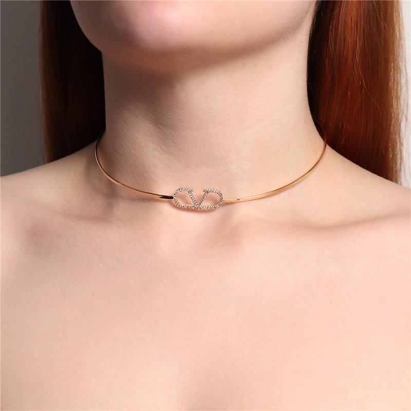 Colar Aro Com Peça Valentino Cravejada Banhado A Ouro 18K Ou Ródio Branco